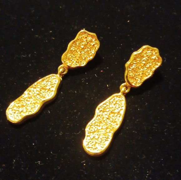 Textured goldtone earrings - Picture 1 of 4